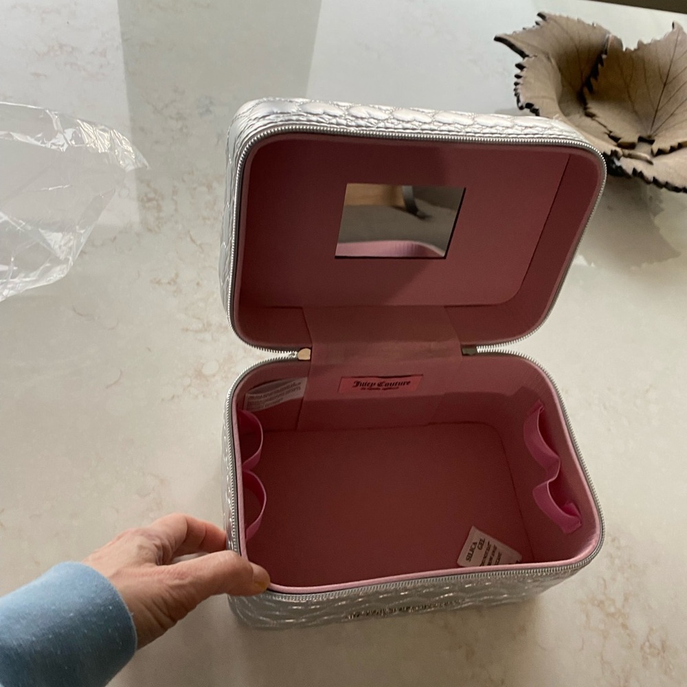 Juicy Couture Makeup Travel Bag BOUTIQUE Case Mirror Cosmetic Train Case Silver - Picture 7 of 11